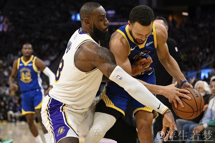 詹姆斯单挑库里转身突破上篮命中 詹姆斯单挑库里转身突破上篮命中